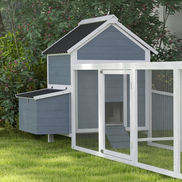 Heritage chicken coop with run for 10-15 hens hero view